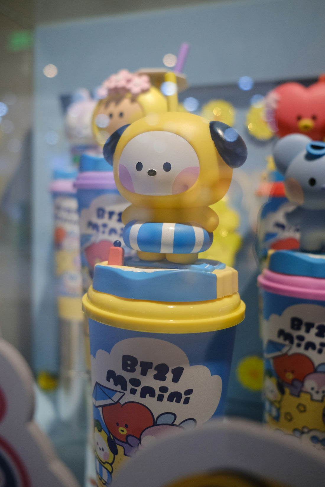 A bunch of cups that are sitting on a table