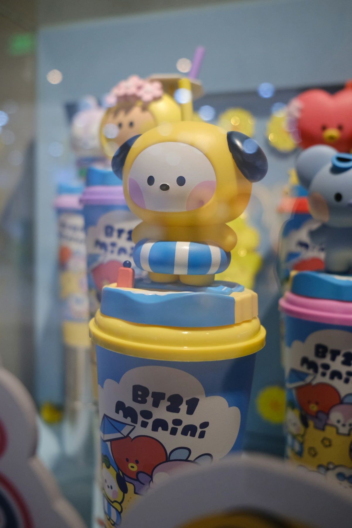 A bunch of cups that are sitting on a table